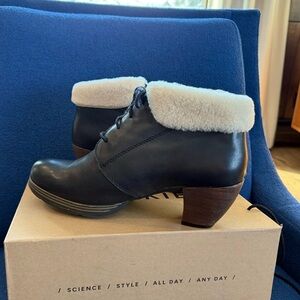 Wolky (Dutch) Black Booties w/ (faux) Shearling - In Good Used Condition